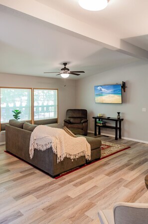 Smart TV - Peak View - Outdoor Dining w/Fire Table - Close to Downtown & OSU (Corvallis)