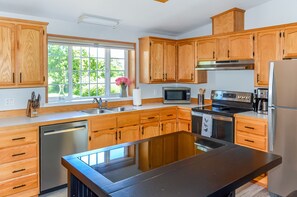 Fridge, microwave, oven, stovetop - Peak View - Outdoor Dining w/Fire Table - Close to Downtown & OSU (Corvallis)