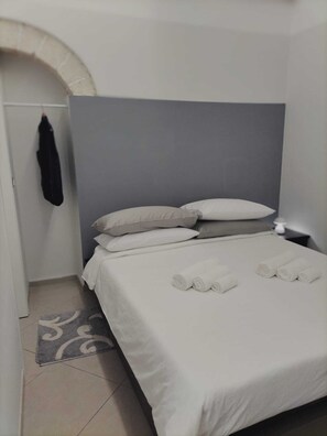 2 bedrooms, WiFi, bed sheets - MINI apartment 5 m from the center and the station. (Modugno)