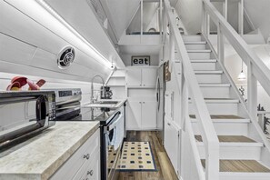 Frigorifero, microonde, forno, piano cottura