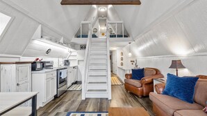 Ein Loft-Wohnraum mit Küche, Essbereich und Sitzgelegenheit.
