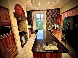 Fridge, microwave, oven, stovetop - Wing of prestigious Scottish Georgian Mansion House (Stonehaven)