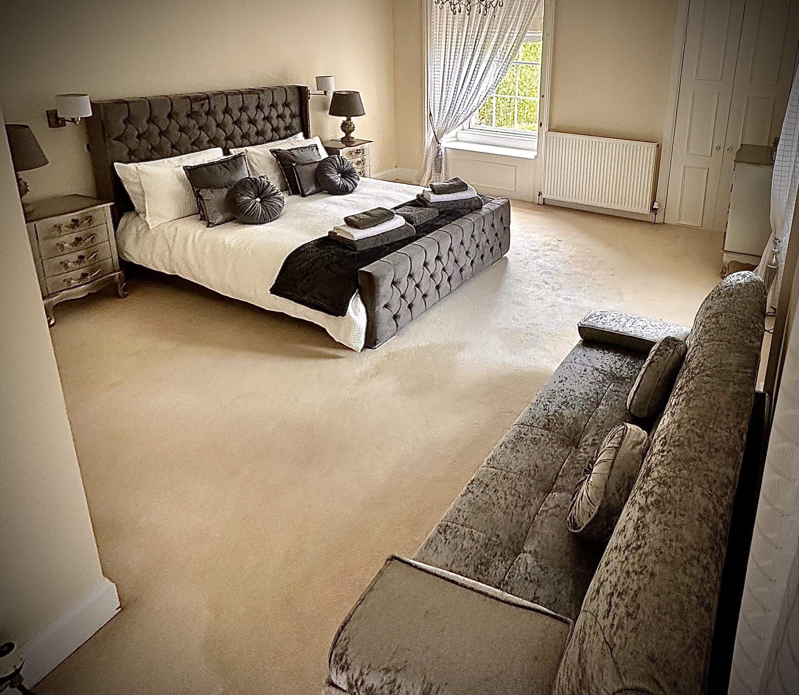 5 habitaciones, tabla de planchar con plancha y cuna de viaje 