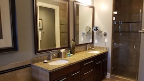 Shower, jetted bath, hair dryer, towels