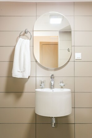 Shower, hair dryer, towels, soap - Casa de Potie - Casa 5: Double Room With Terrace in the Heart of Chania Old Town (Χανιά)