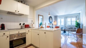Een koffiezetapparaat/waterkoker, een koelkast, een magnetron, een oven
