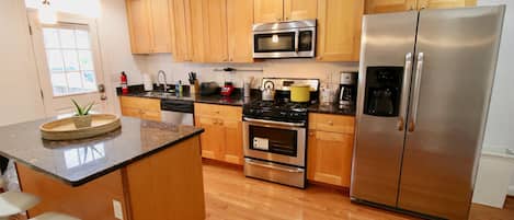 Refrigerador, microondas, horno, placa de cocina