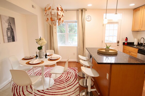 Dining - Capitol Hill Gem, Sleeps 6, Steps to Metro, Free Parking (Washington)