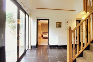 ฝ่ายต้อนรับ