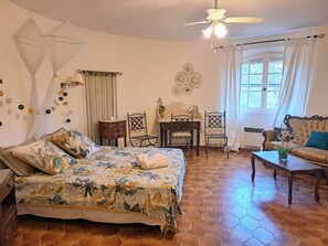 4 Schlafzimmer, Schreibtisch, Bügeleisen/Bügelbrett, kostenloses WLAN