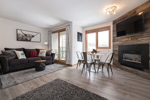 Een open haard en een tafeltennistafel