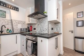 冷蔵庫、電子レンジ、オーブン、コンロ