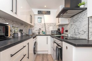 冷蔵庫、電子レンジ、オーブン、コンロ