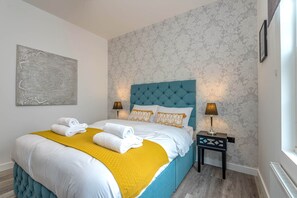 2 bedrooms, iron/ironing board, WiFi, bed sheets - The Cotswold Woodland by Fortuna Property Portfolio (Cheltenham)