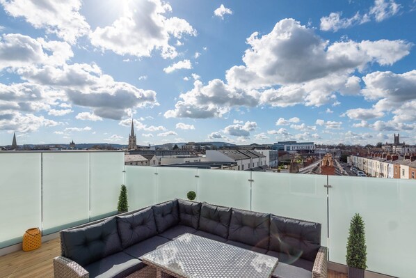 Outdoor dining - The Burton Penthouse by Fortuna Property (Cheltenham)