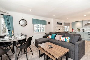 TV - The Burton Penthouse by Fortuna Property (Cheltenham)