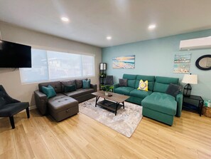 Smart TV, table football, books - San Diego Coastal Oceanside Spacious (Oceanside)