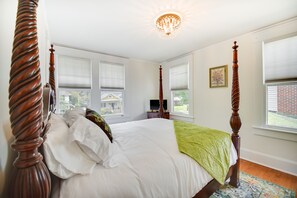 3 Schlafzimmer, hochwertige Bettwaren, Schreibtisch
