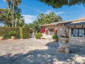 Terrace/patio - Finca Ses Rodes: Rustic charm with a large pool (Portocolom)