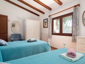 4 bedrooms, soundproofing, iron/ironing board, internet - Finca Ses Rodes: Rustic charm with a large pool (Portocolom)