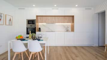 Frigorifero, microonde, forno, piano cottura