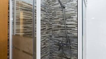 Bathtub, towels