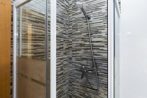 Bathtub, towels