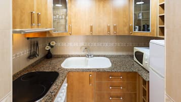 Fridge, microwave, oven, coffee/tea maker