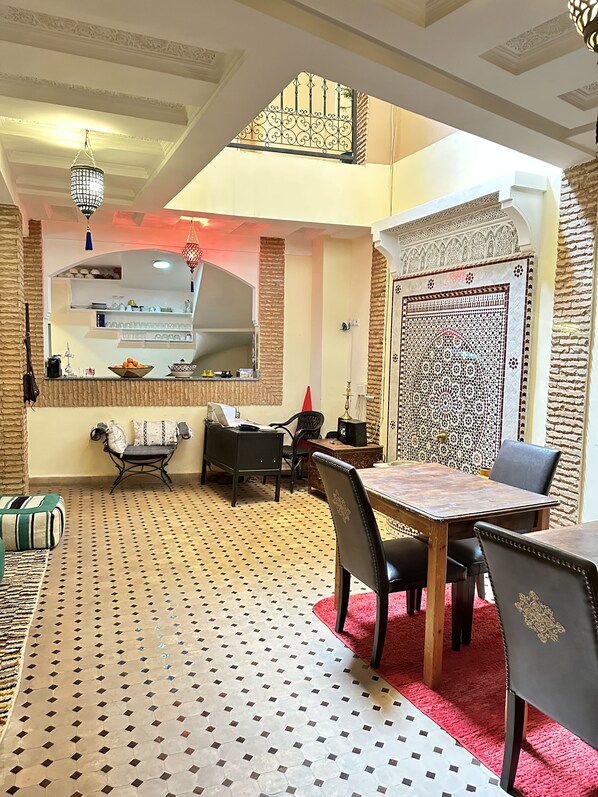 Flat-screen TV - Riad Les Miroires (Marrakech)