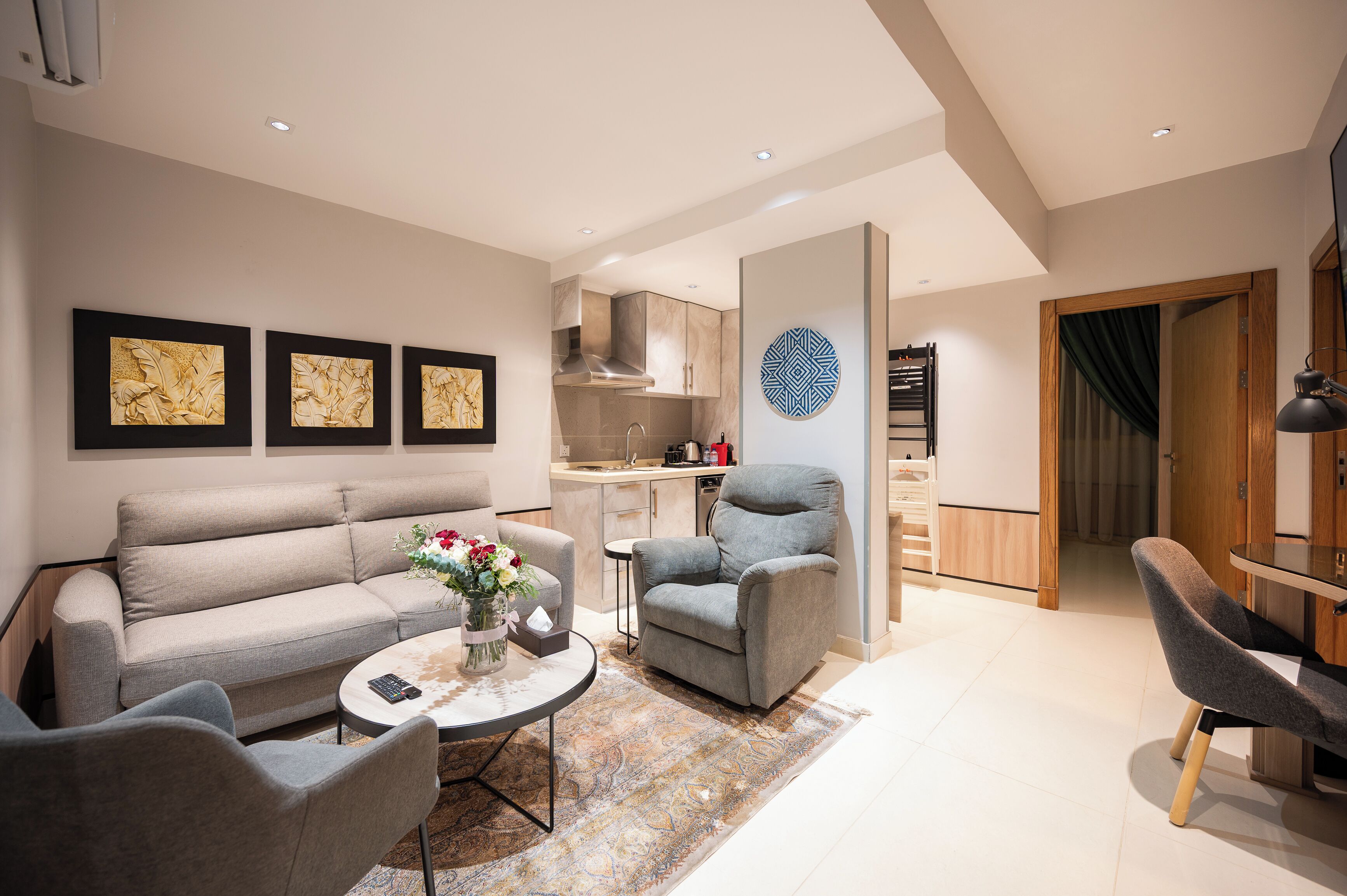 Appart'hôtel Signature | Coin séjour | TV connectée de 75 pouces avec chaînes par satellite, espaces bureaux