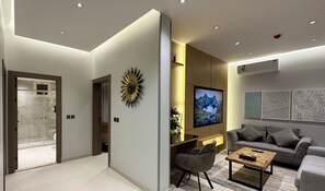 Deluxe-huoneisto, 3 makuuhuonetta | Oleskelualue | 75–tuumainen äly-TV, jossa satelliittikanavat