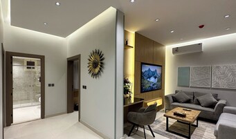 华丽公寓, 3 间卧室 |   起居区 | 75-英寸智能电视 （配备卫星频道）、办公室