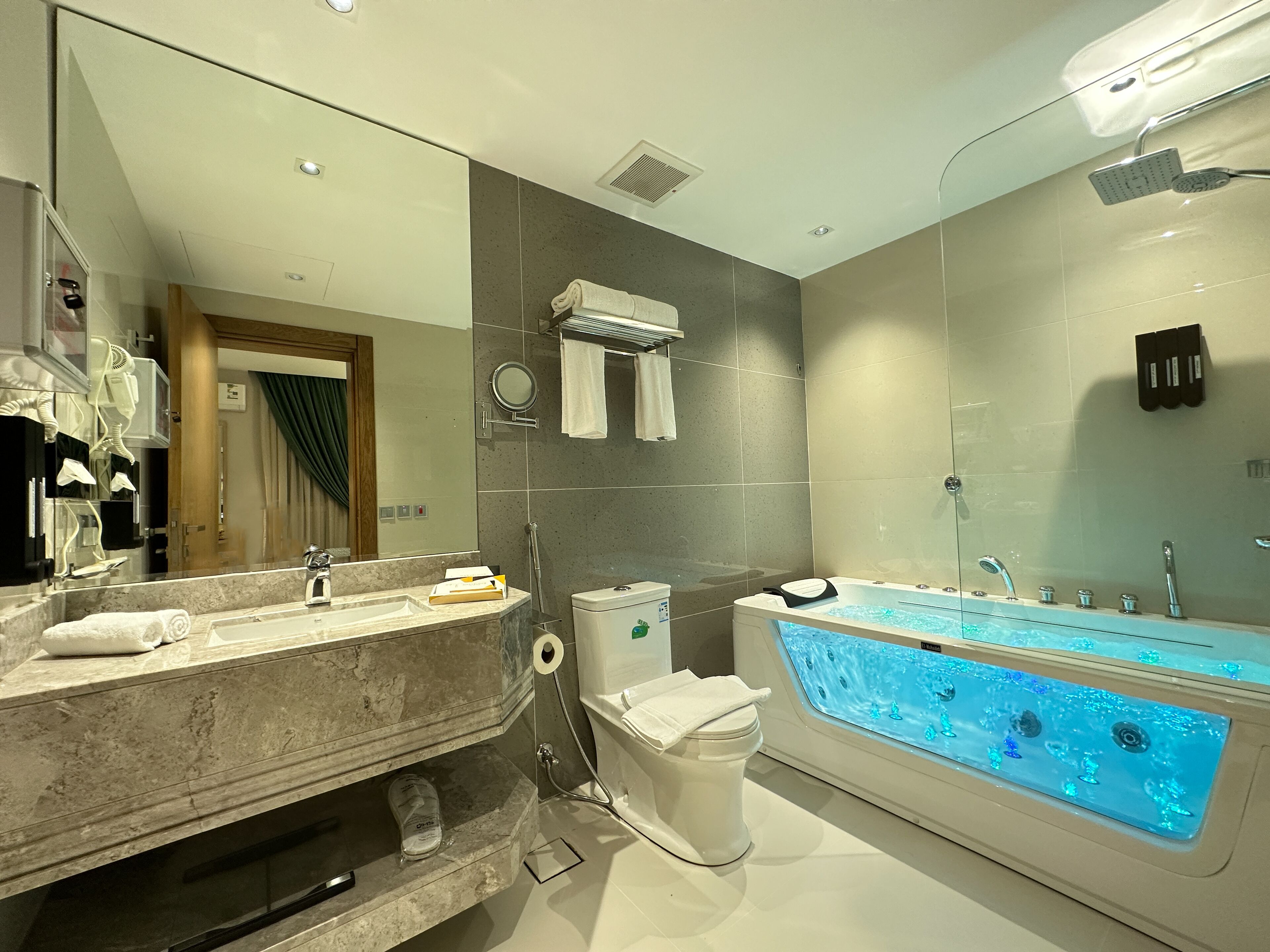 Jetted bath, rainfall showerhead, free toiletries, hair dryer