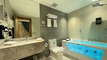 Een bubbelbad, een regendouche, gratis toiletartikelen, een haardroger