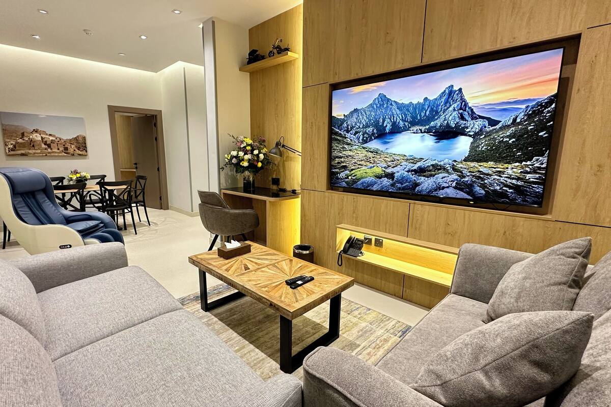 Deluxe Apartment, 3 Bedrooms | Living area