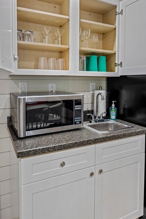 Fridge, oven, stovetop, coffee/tea maker