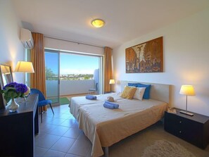 1 sovrum, skrivbord och internet