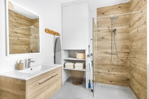 Shower, hair dryer, toilet paper
