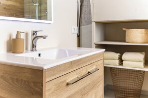 Dusche, Haartrockner, Toilettenpapier