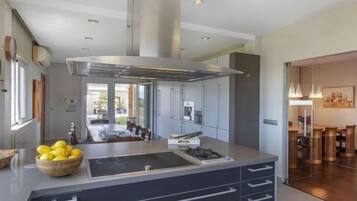 Réfrigérateur, micro-ondes, four, lave-vaisselle