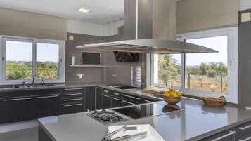 Frigorífico, microondas, horno y lavavajillas