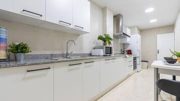 Frigorífico, microondas, horno y tostadora