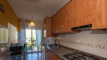 Een koelkast, een magnetron, een oven, een vaatwasser