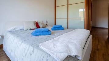 4 bedrooms, desk, internet