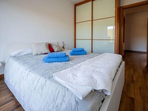 4 bedrooms, desk, internet