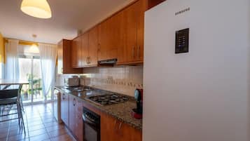 Een koelkast, een magnetron, een oven, een vaatwasser