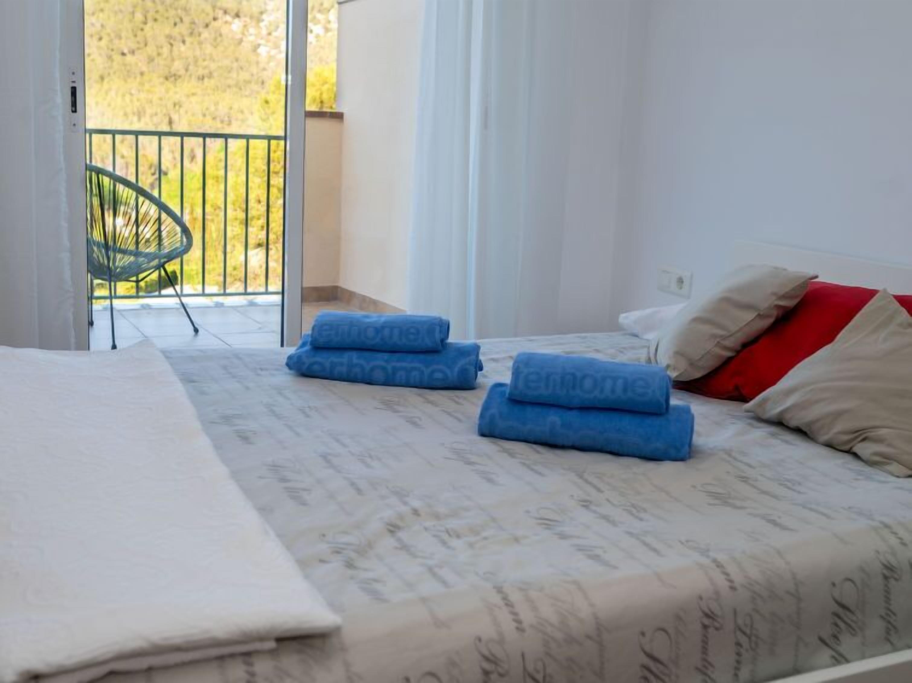 4 多间卧室、办公桌、上网接入