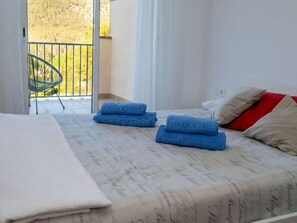 4 camere, una scrivania, accesso a Internet