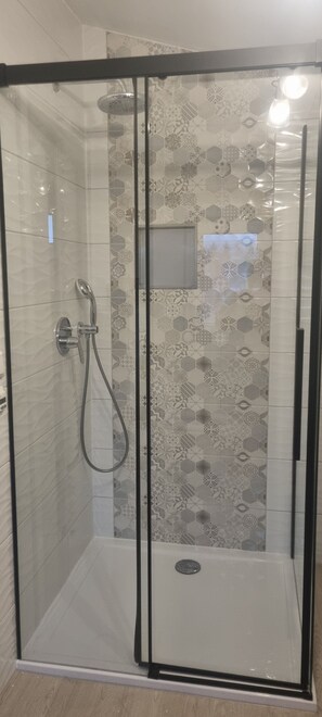 Een douche, een haardroger, handdoeken, zeep
