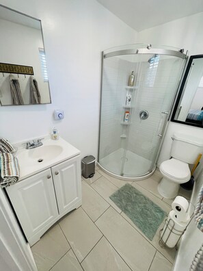 吹风机、毛巾、肥皂、卫生纸